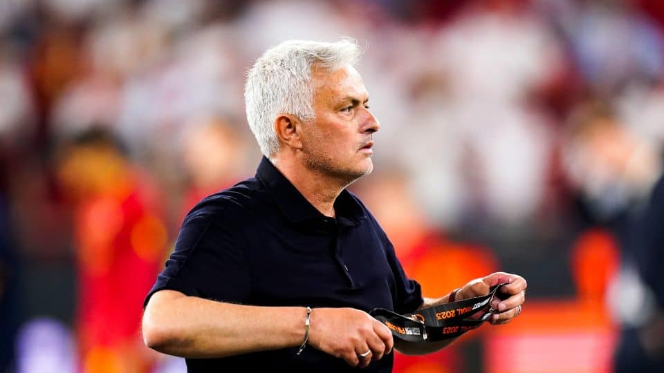 Mourinho: “Estamos mortos de cansaço, mas orgulhosos. Não tive contato com ninguém e tenho um ano de contrato”