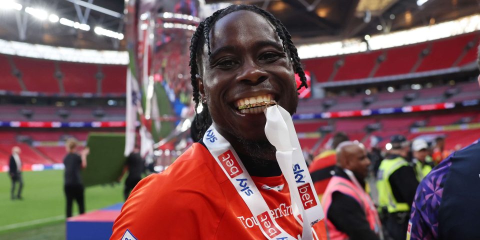 Da lama à glória: Pelly-Ruddock Mpanzu acompanhou o Luton Town em sua jornada até a Premier League