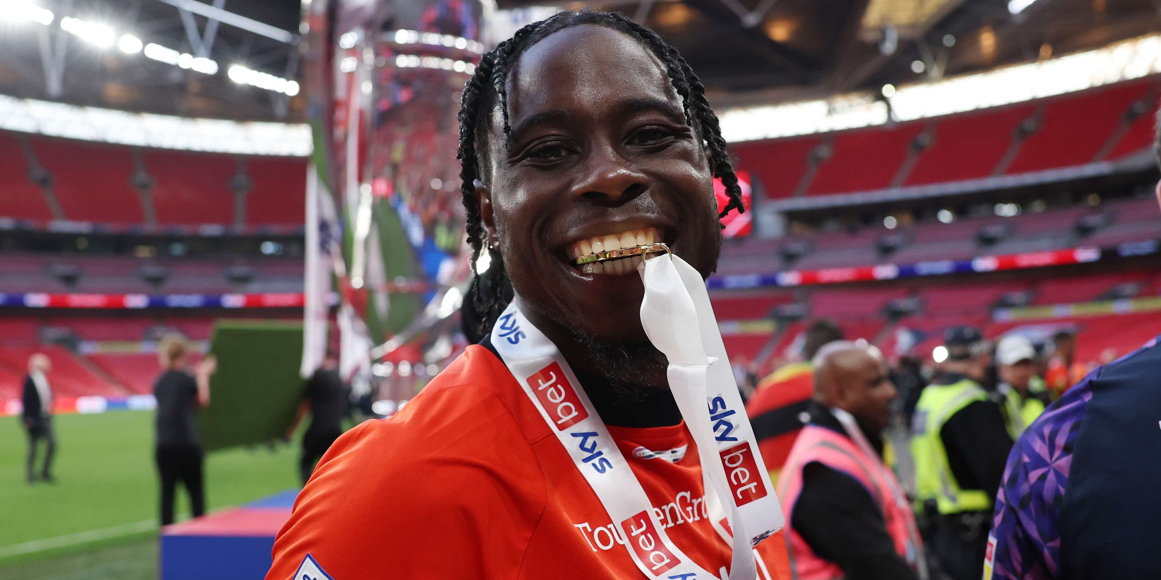 Da lama &agrave; gl&oacute;ria: Pelly-Ruddock Mpanzu acompanhou o Luton Town em sua jornada at&eacute; a Premier League