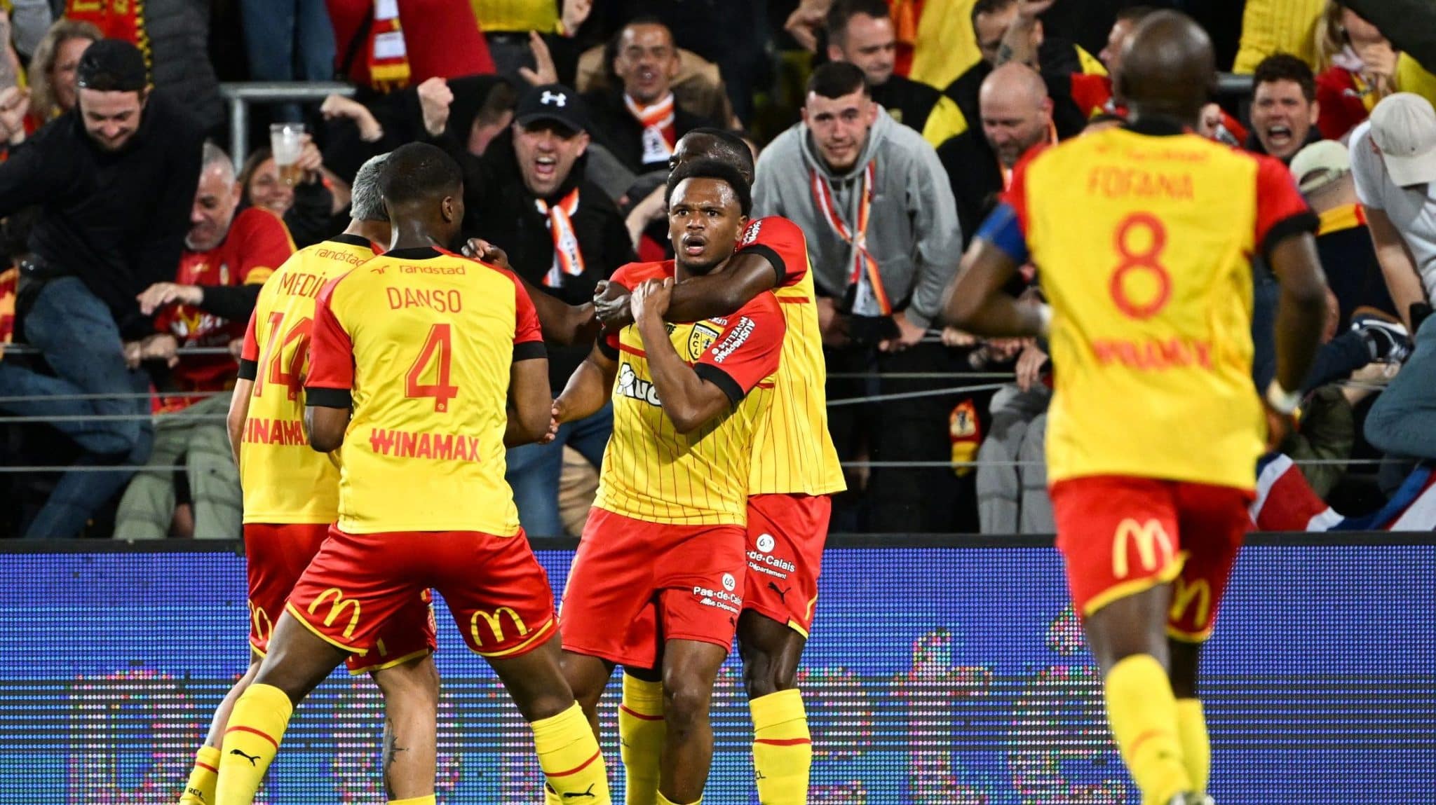 Quem n&atilde;o faz, toma: Lens supera err&aacute;tico Marseille e volta a pressionar o PSG na tabela