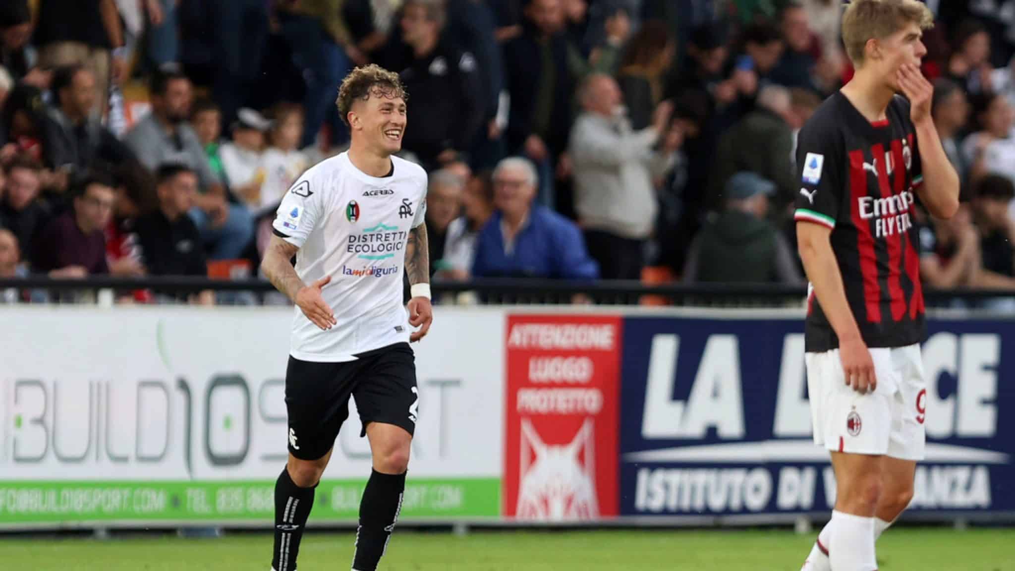 Milan se complica ao perder do Spezia, que respira na briga contra o rebaixamento