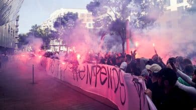 Torcedores do PSG protestam contra diretoria, criticam Messi e cantam em frente &agrave; casa de Neymar