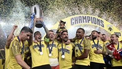 Numa temporada pra l&aacute; de emocionante, o AEK Atenas selou o t&iacute;tulo grego na &uacute;ltima rodada