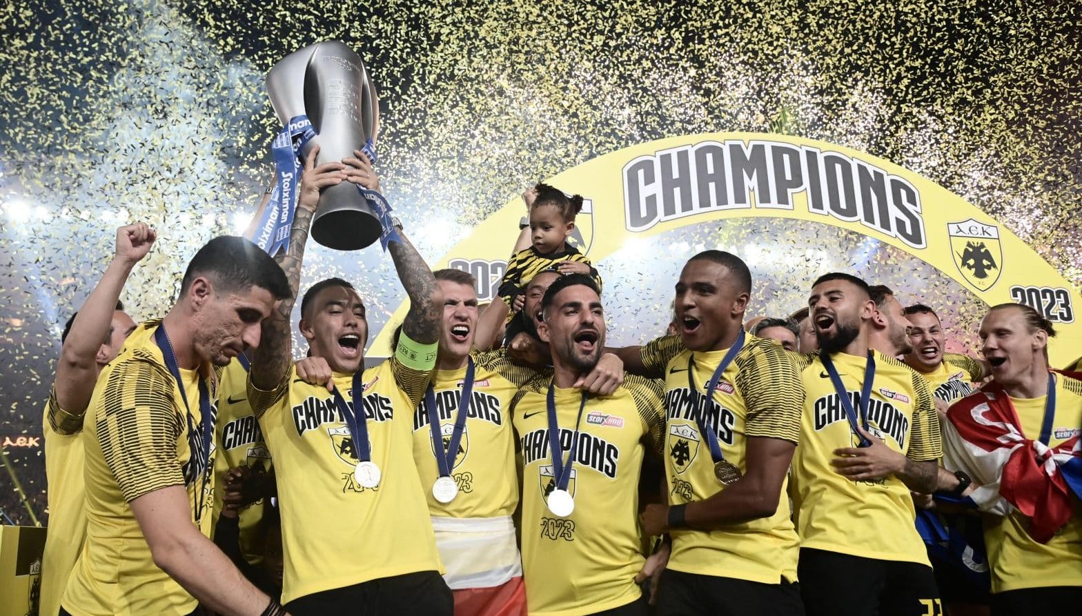 Numa temporada pra l&aacute; de emocionante, o AEK Atenas selou o t&iacute;tulo grego na &uacute;ltima rodada