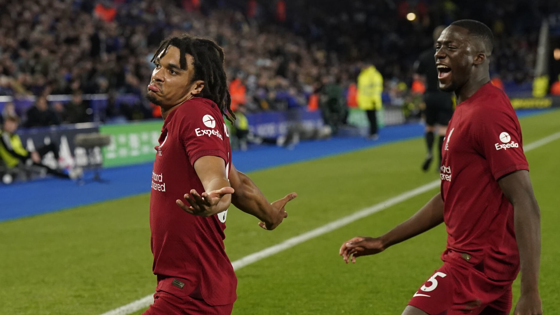 Arnold manda na gaveta, Liverpool vence a s&eacute;tima seguida e pressiona United e Newcastle