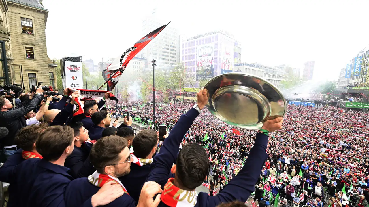 Um mar de gente invadiu as ruas de Roterd&atilde; nesta segunda para festejar o t&iacute;tulo do Feyenoord