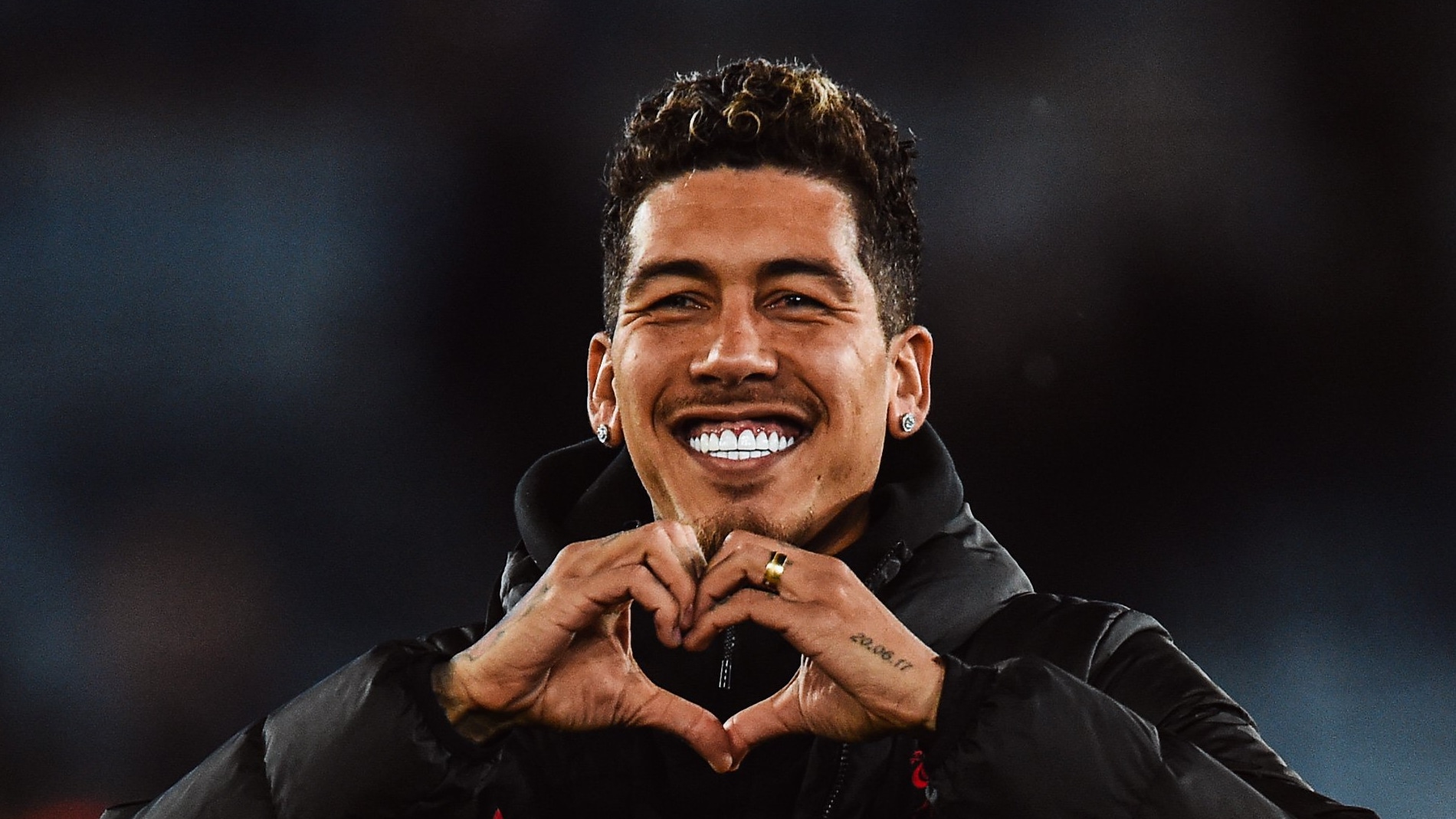 Perto da despedida, Roberto Firmino sentiu todo o amor da torcida do Liverpool &ndash; mesmo fora de casa