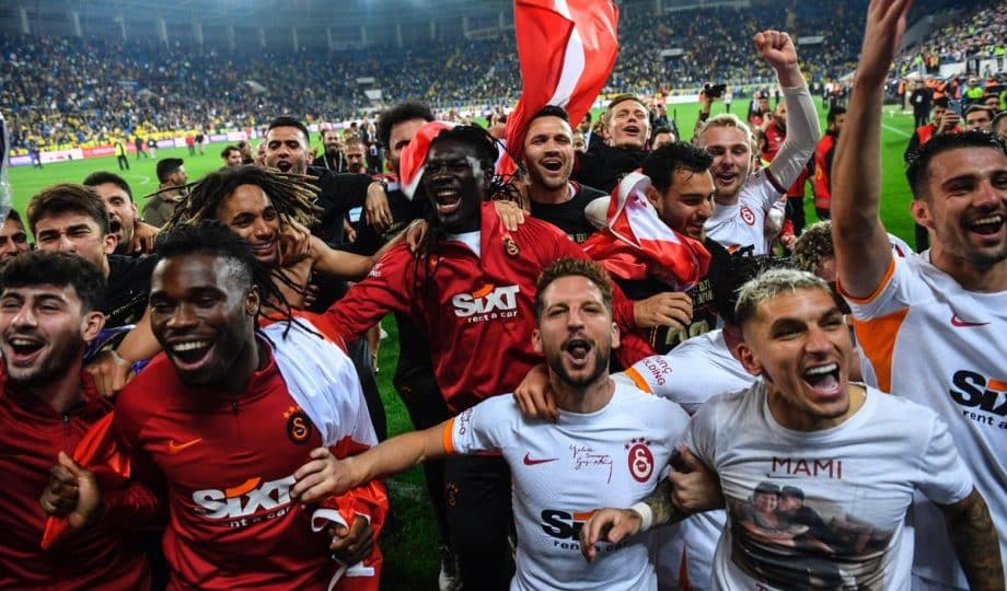 Após a pior campanha de sua história, o Galatasaray trouxe uma baciada de medalhões e reconquistou a Süper Lig de imediato
