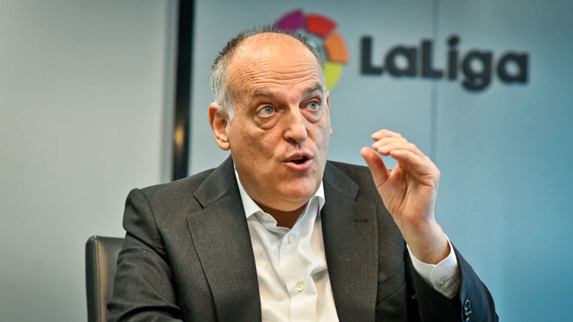 Tebas defende deduzir pontos em casos de racismo e volta a pedir desculpas a Vin&iacute;cius