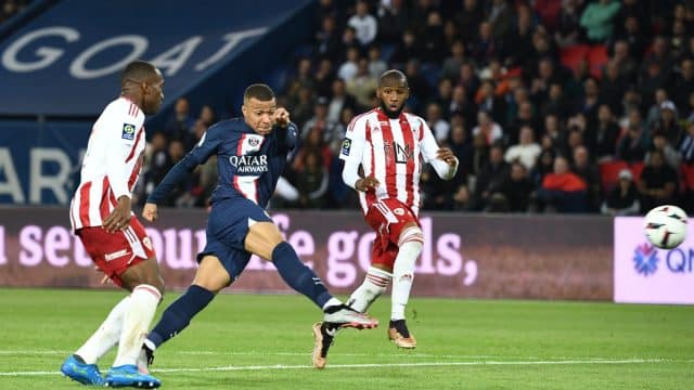 PSG despachou o Ajaccio, e Mbapp&eacute; colocou fogo na briga pela artilharia
