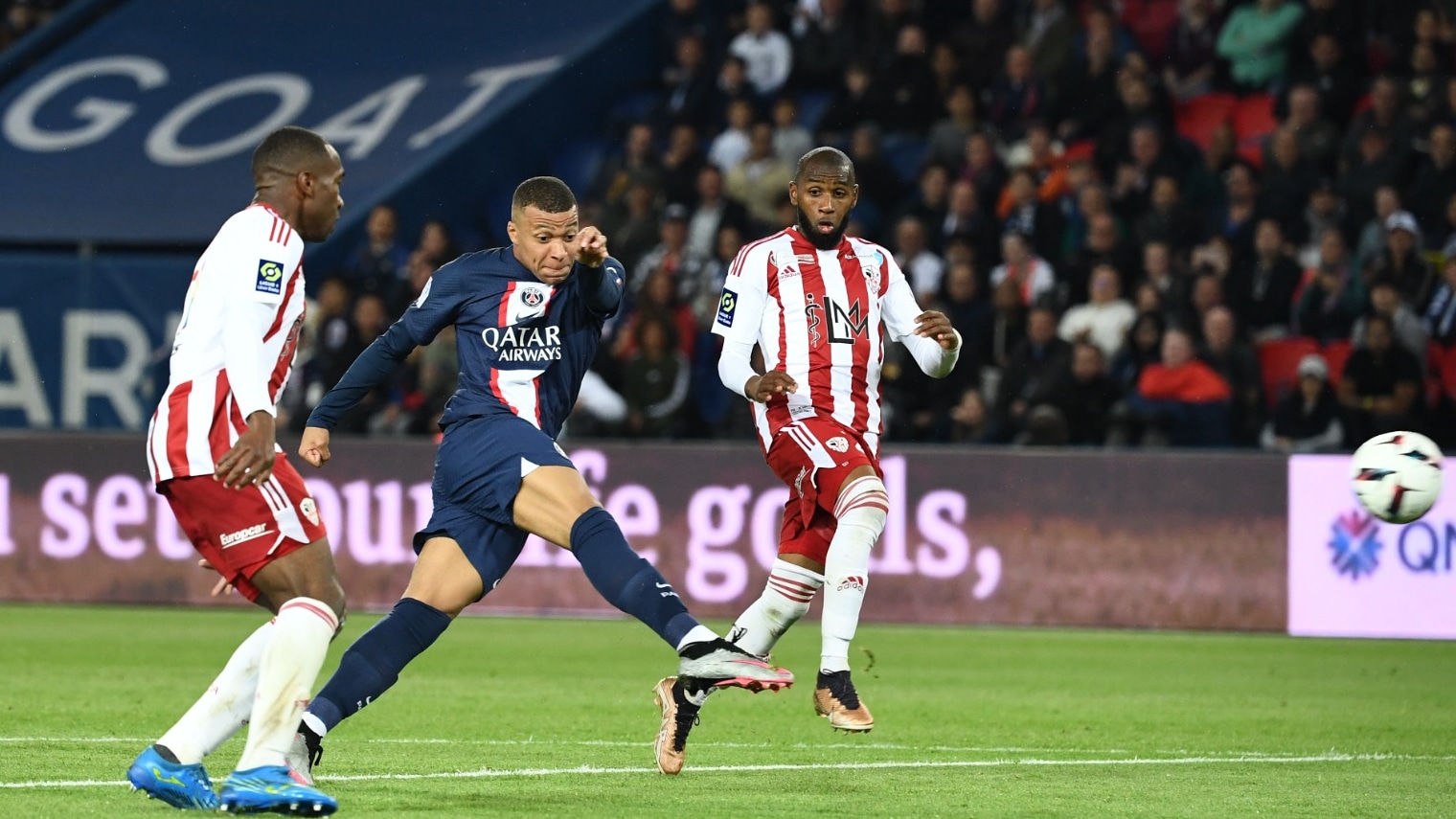 PSG despachou o Ajaccio, e Mbapp&eacute; colocou fogo na briga pela artilharia