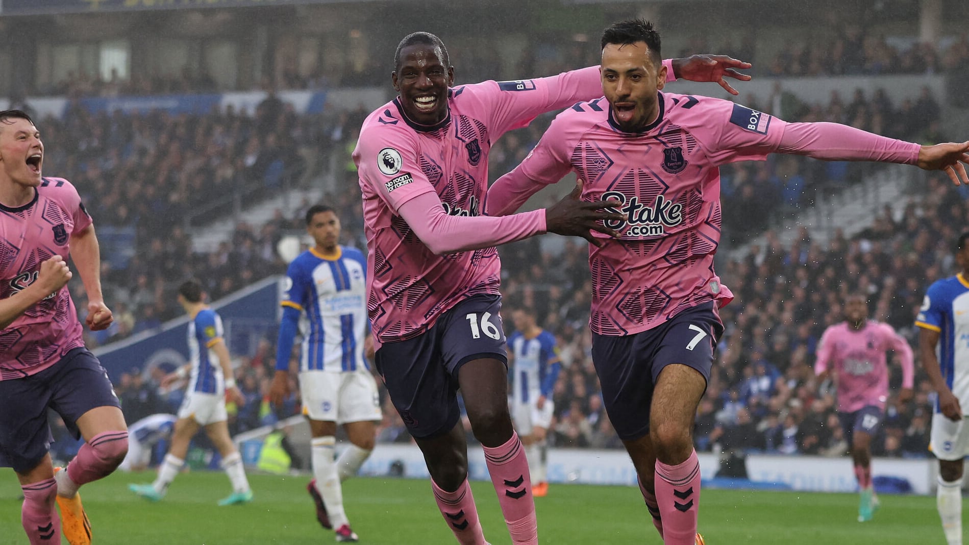 Com um dos resultados mais inesperados da Premier League, Everton goleou o Brighton e saiu da zona de rebaixamento