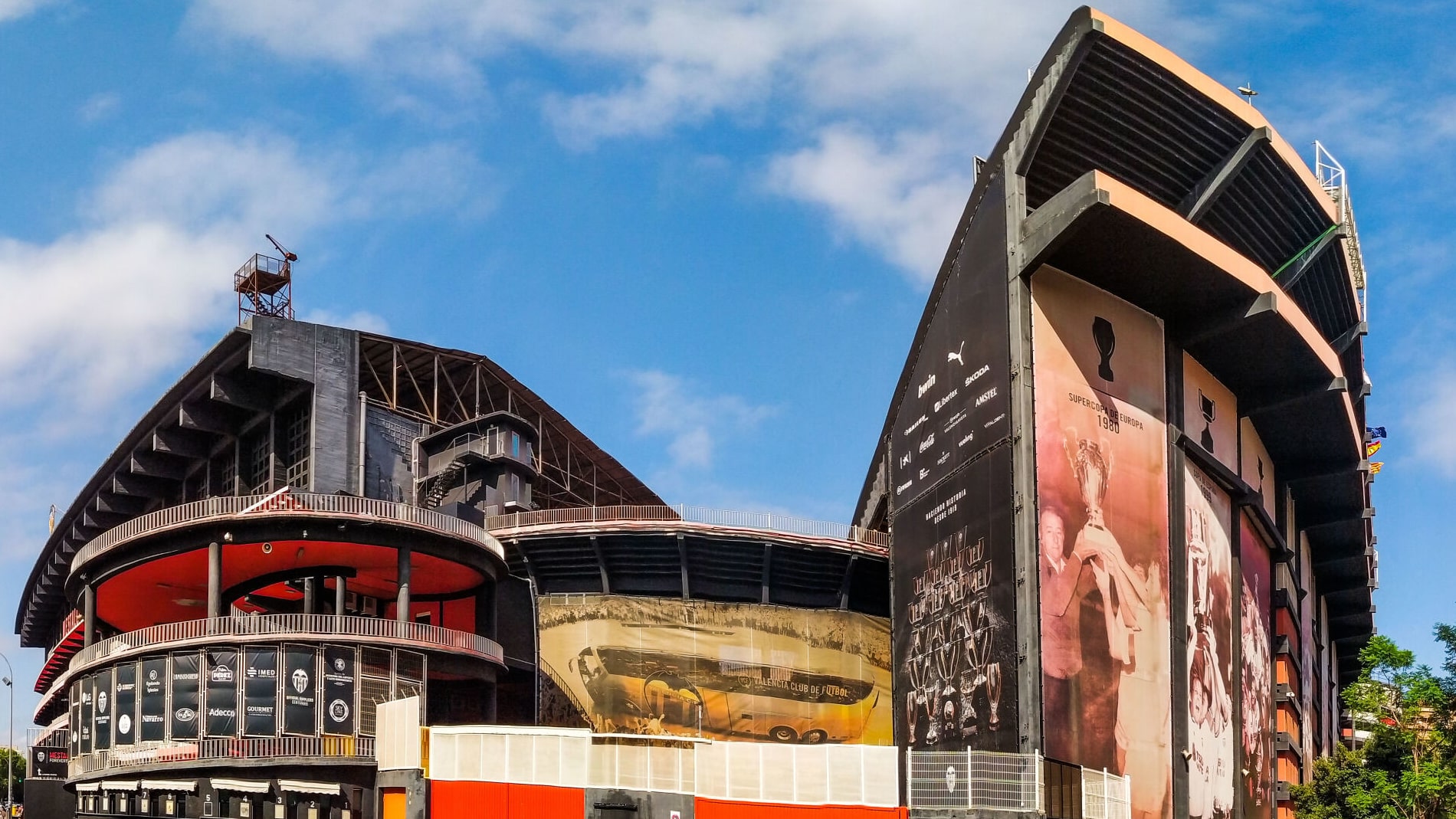 Mestalla ser&aacute; parcialmente fechado por cinco partidas, e Valencia &eacute; multado, ap&oacute;s racismo contra Vin&iacute;cius