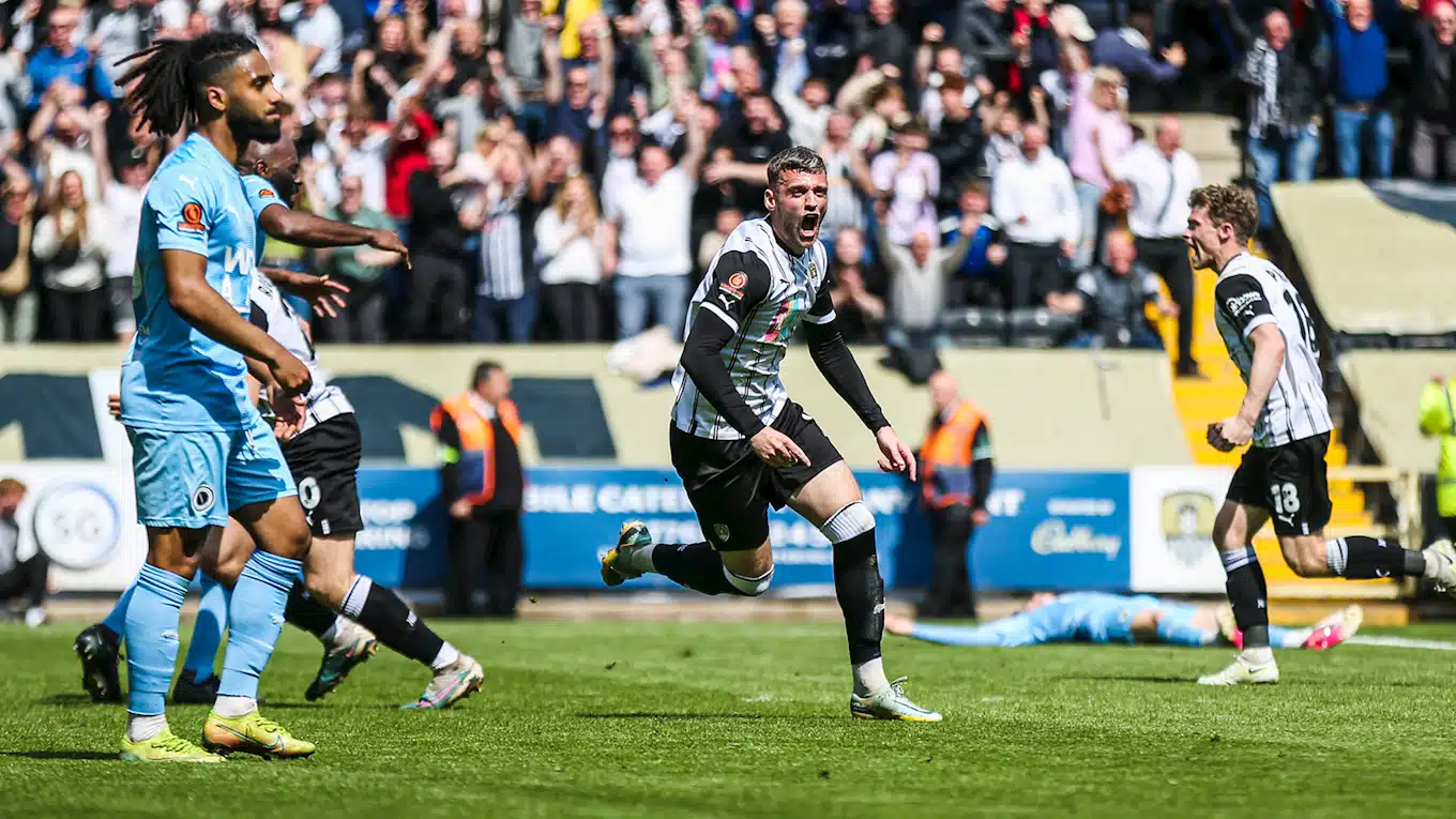 O Wrexham j&aacute; subiu, mas a quinta divis&atilde;o inglesa continua oferecendo as sagas de Notts County e Chesterfield