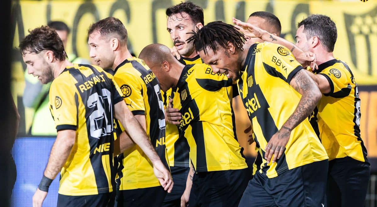 O Pe&ntilde;arol n&atilde;o encontrou concorr&ecirc;ncia e faturou o Torneio Apertura do Campeonato Uruguaio