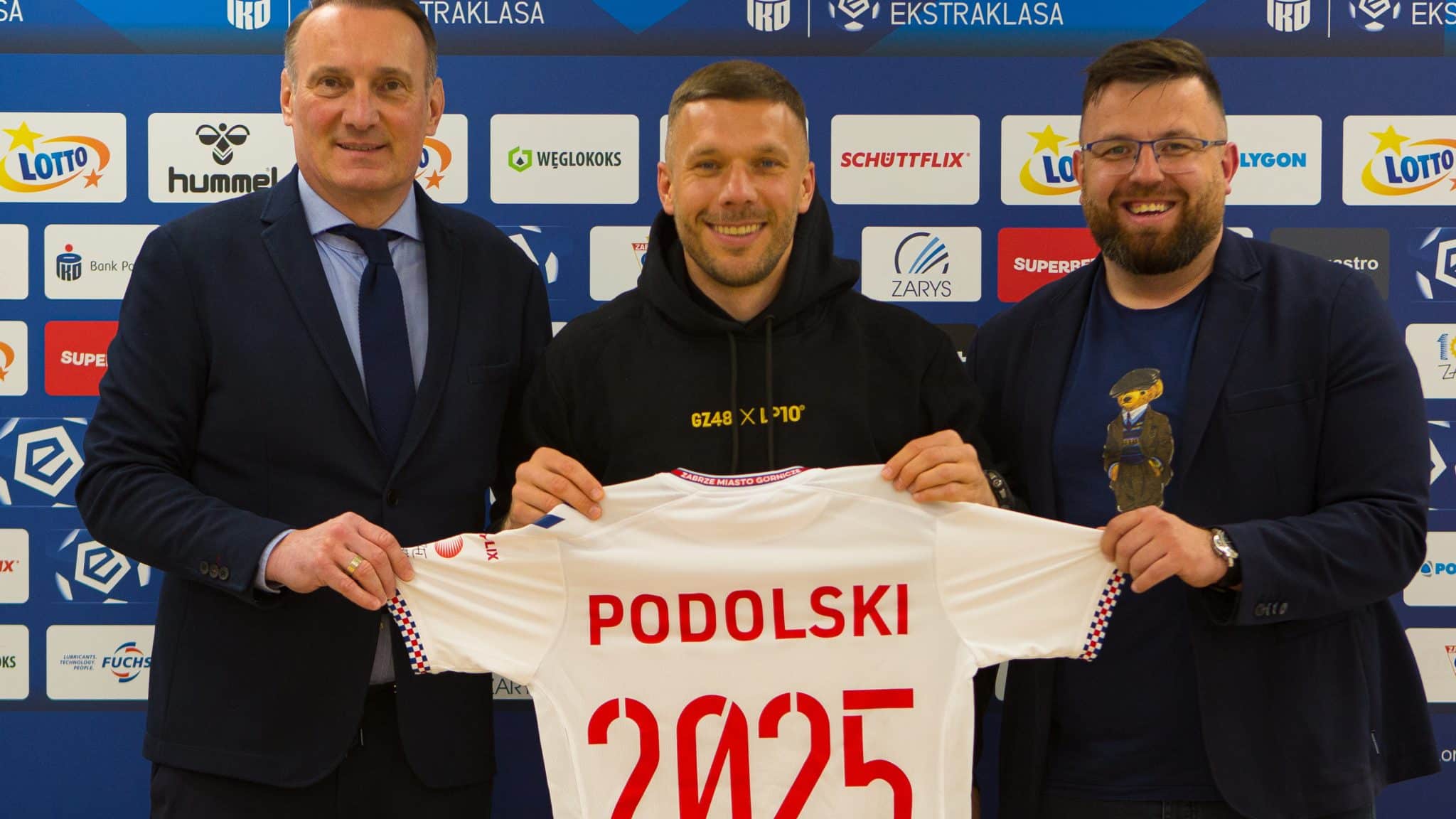 A hist&oacute;ria continua: Podolski renova com o G&oacute;rnik Zabrze, do Polones&atilde;o, por mais dois anos