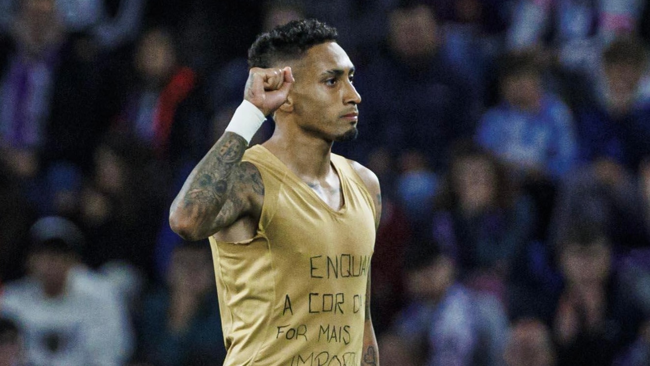 Raphinha prestou solidariedade a Vin&iacute;cius J&uacute;nior, em uma vit&oacute;ria essencial do Valladolid sobre o Barcelona