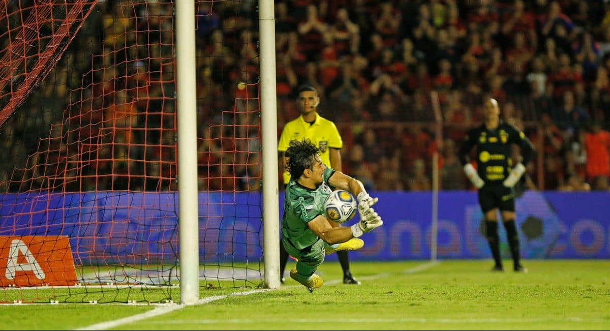 O Cear&aacute; sobreviveu na Ilha, venceu nos p&ecirc;naltis e ergueu a ta&ccedil;a do Nordest&atilde;o pela terceira vez