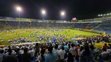 Doze morrem e centenas ficam feridos em trag&eacute;dia por superlota&ccedil;&atilde;o no principal cl&aacute;ssico nacional de El Salvador