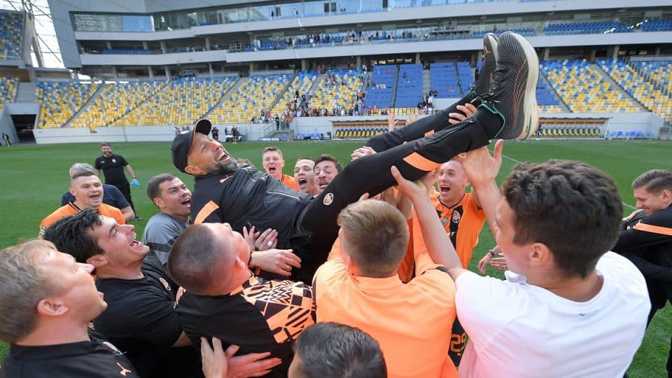 O Shakhtar Donetsk retomou a taça na Ucrânia, num campeonato simbólico em meio à guerra
