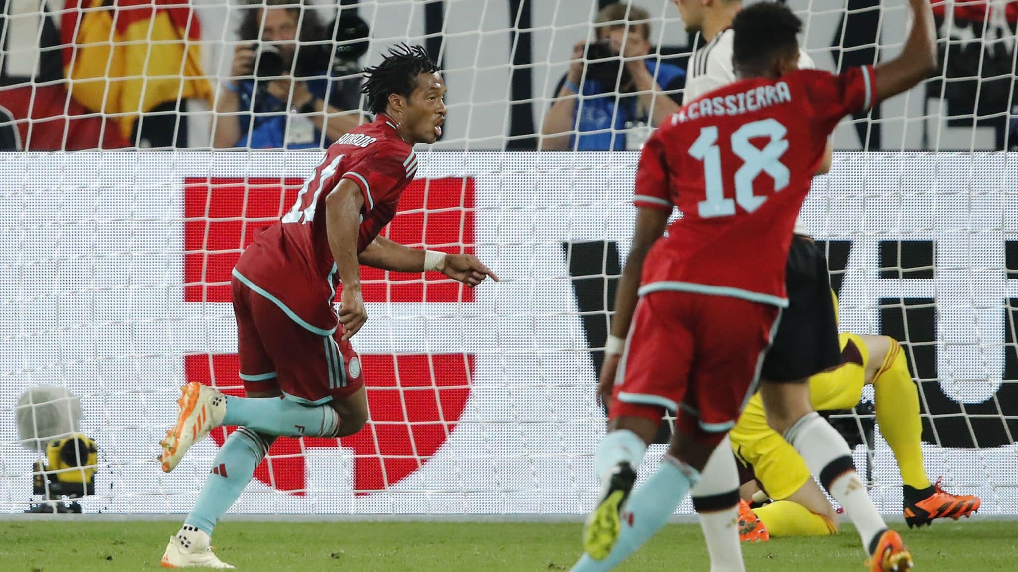 OL&Eacute;! Col&ocirc;mbia aumenta problemas da Alemanha com vit&oacute;ria por 2 a 0 em Gelsenkirchen