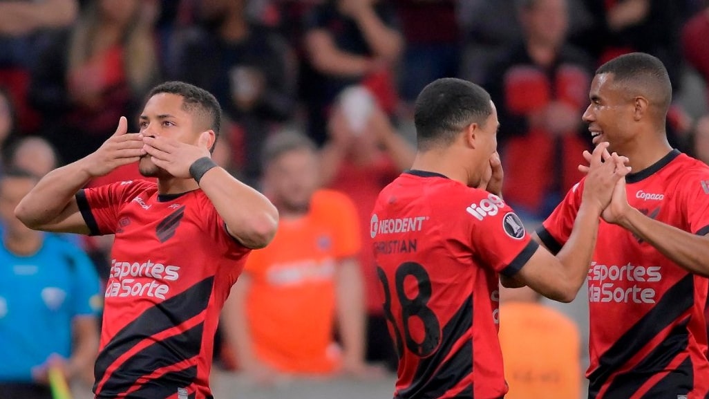 Com dois gols de Vitor Roque e muita tranquilidade, Athletico confirmou o primeiro lugar