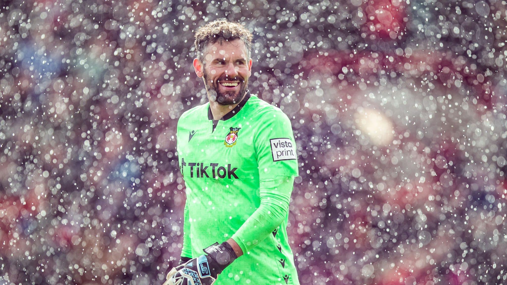 Aos 40 anos, veterano goleiro Ben Foster renova contrato com o Wrexham por uma temporada