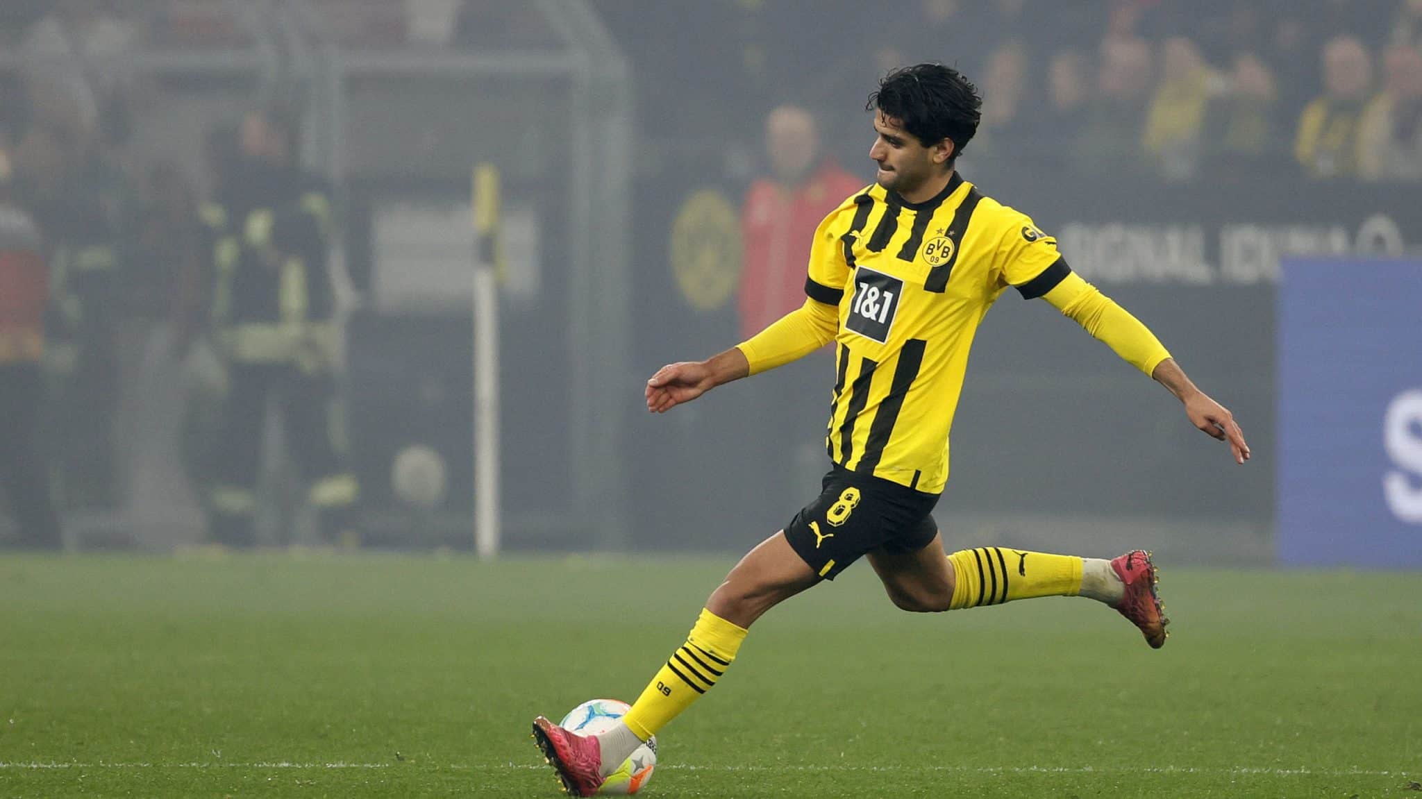 Brighton busca experi&ecirc;ncia ao contratar meio-campista do Borussia Dortmund