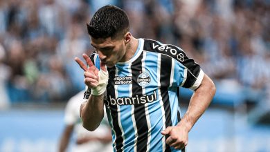 Sonhar n&atilde;o custa nada: Gr&ecirc;mio goleia Coritiba com o p&eacute; nas costas e assume a vice-lideran&ccedil;a