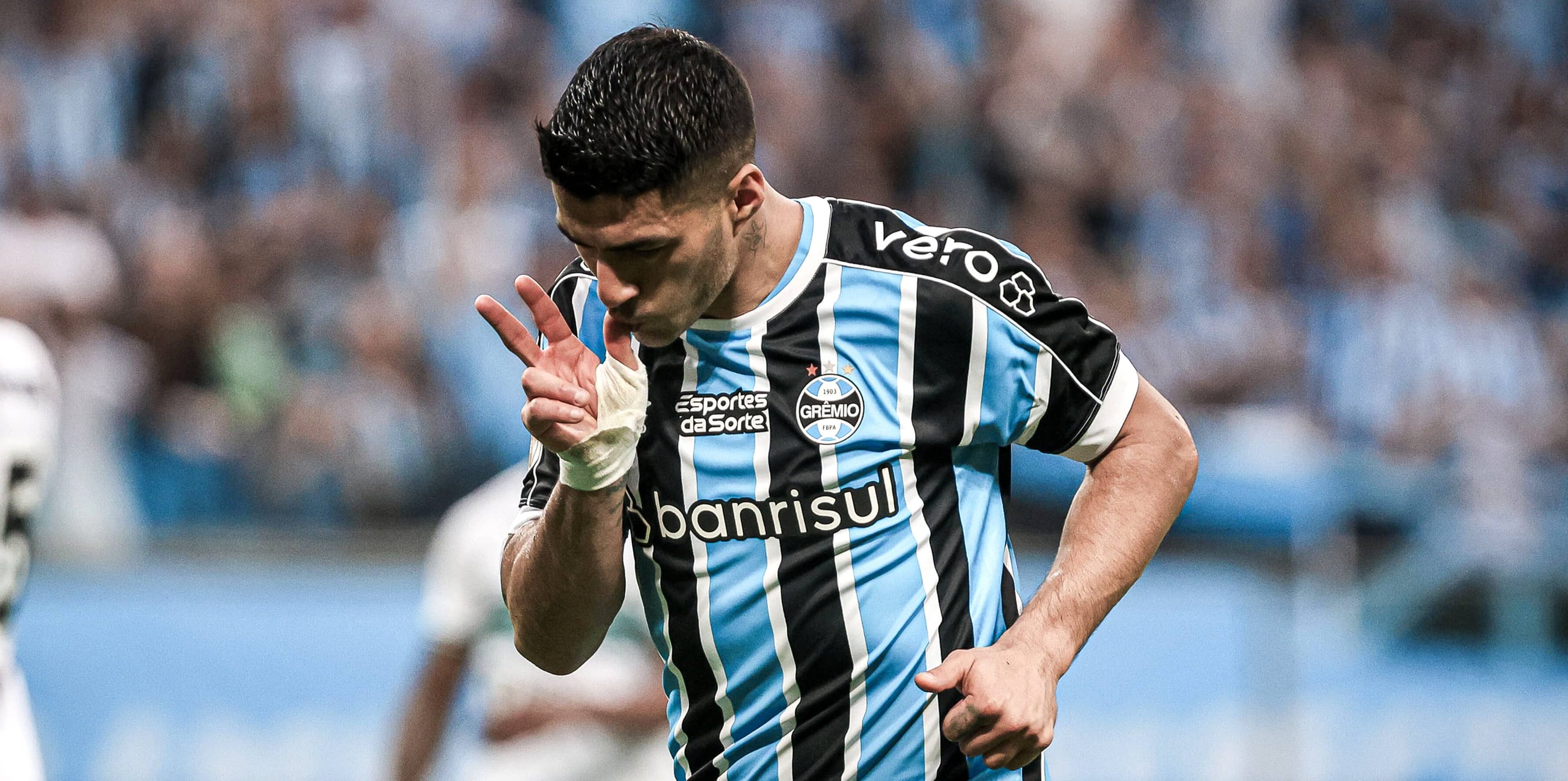 Sonhar n&atilde;o custa nada: Gr&ecirc;mio goleia Coritiba com o p&eacute; nas costas e assume a vice-lideran&ccedil;a
