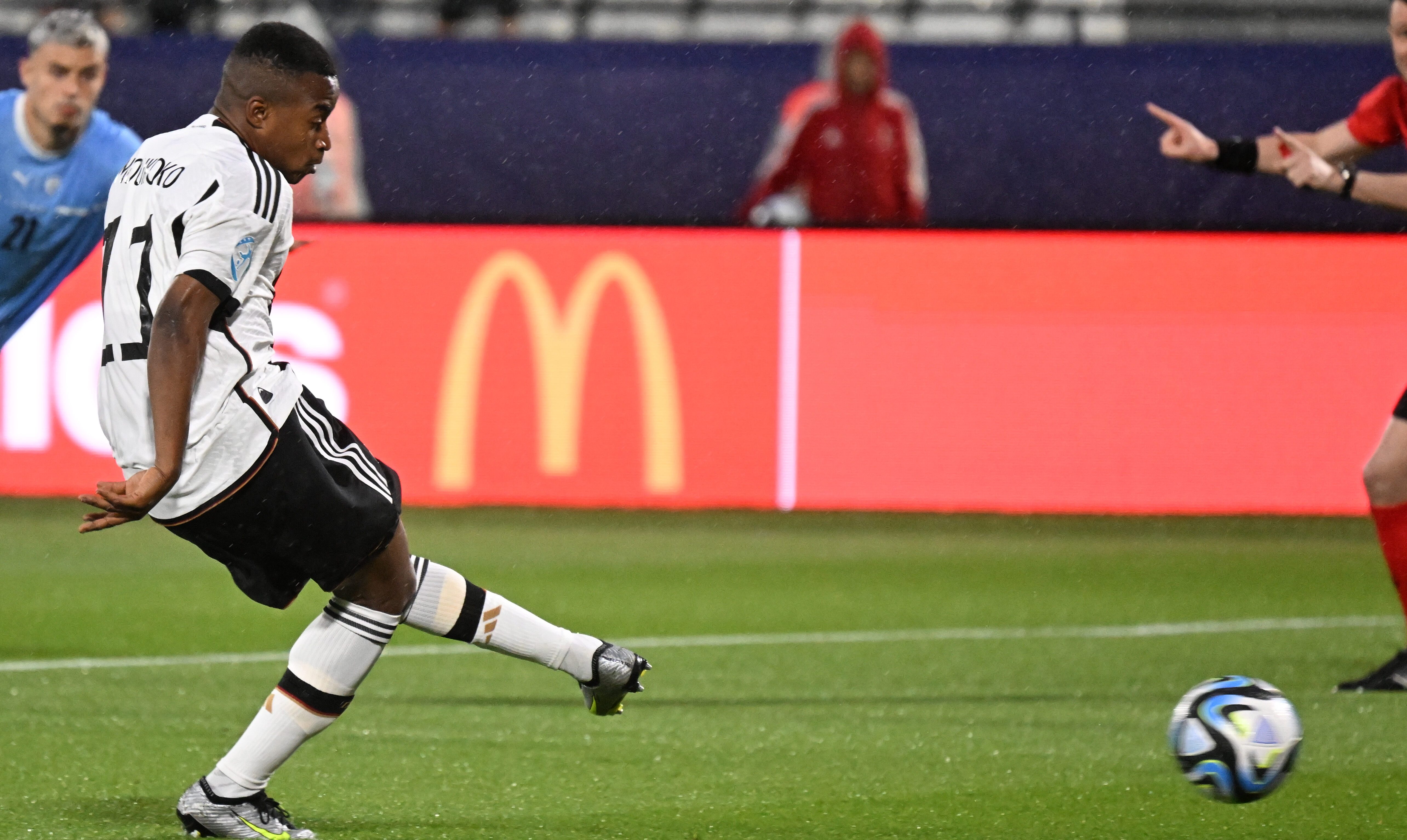 Moukoko e Ngankam s&atilde;o v&iacute;timas de insultos racistas nas redes sociais ap&oacute;s p&ecirc;naltis perdidos pela Alemanha Sub-21