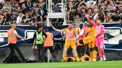Jogador do Rodez &eacute; agredido por torcedor do Bordeaux, jogo &eacute; abandonado e girondinos devem continuar na segundona