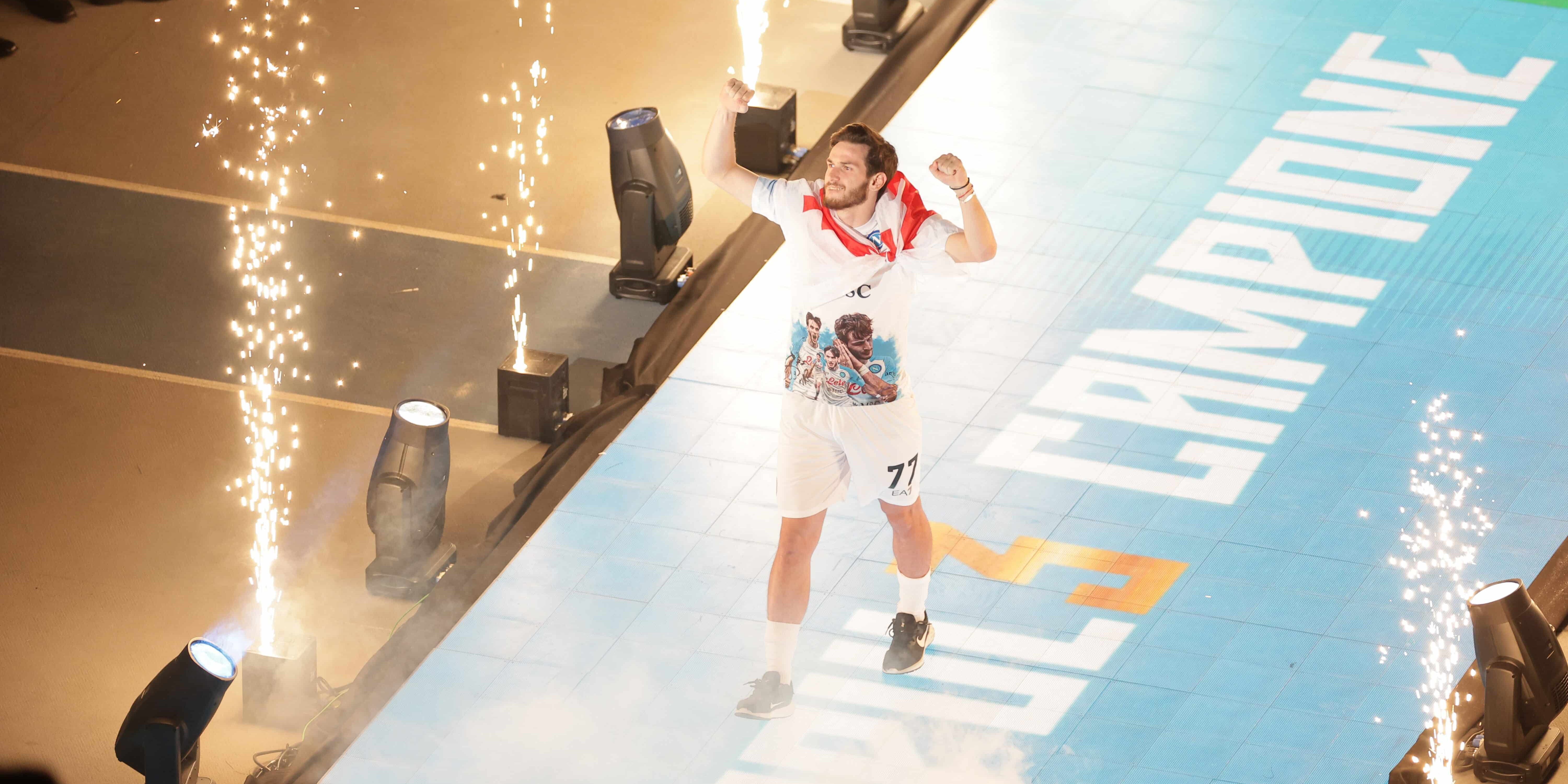 O fen&ocirc;meno Kvaratskhelia ainda termina a Serie A com o pr&ecirc;mio de melhor jogador do campeonato