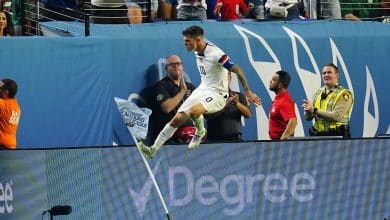 Os EUA atropelaram o M&eacute;xico num jogo cheio de confus&otilde;es e enfrentar&atilde;o o Canad&aacute; na decis&atilde;o da Nations