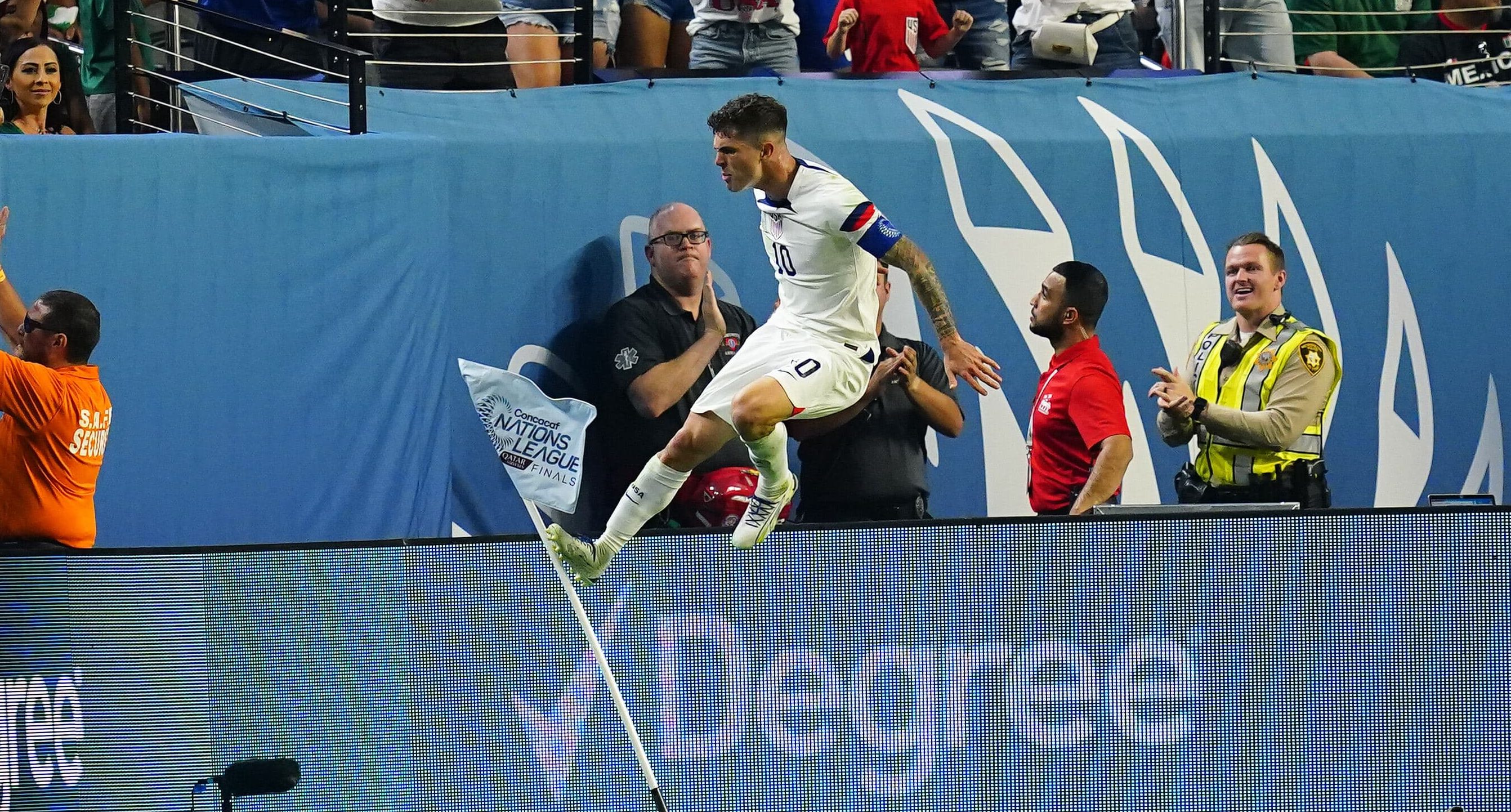 Os EUA atropelaram o M&eacute;xico num jogo cheio de confus&otilde;es e enfrentar&atilde;o o Canad&aacute; na decis&atilde;o da Nations