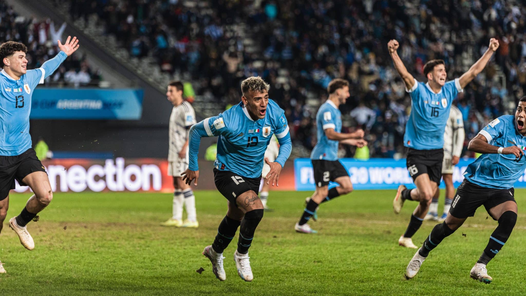 Uruguai faz La Plata virar Montevid&eacute;u e arranca vit&oacute;ria sobre a It&aacute;lia para ser campe&atilde;o mundial sub-20