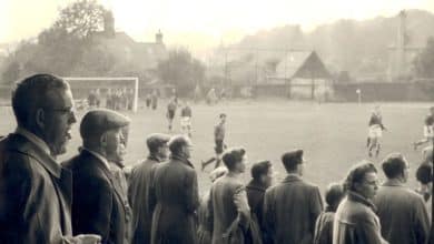 Contra quem jogava o primeiro clube de futebol do mundo, Sheffield Football Club?