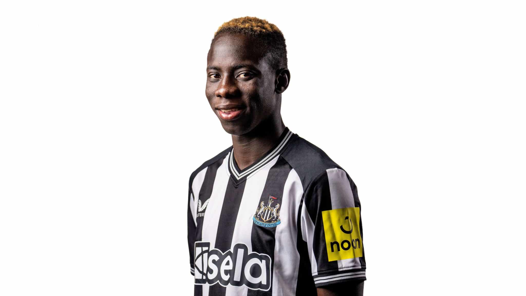 Newcastle contrata jovem Yankuba Minteh vindo da Dinamarca e ele ser&aacute; emprestado ao Feyenoord