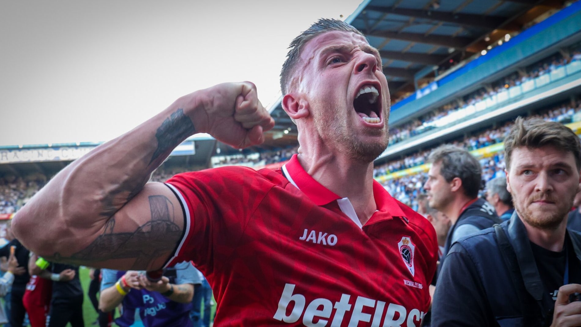 Alderweireld marcou um gola&ccedil;o nos instantes finais para arrebatar o t&iacute;tulo ao Royal Antu&eacute;rpia, em um final insano no Belg&atilde;o