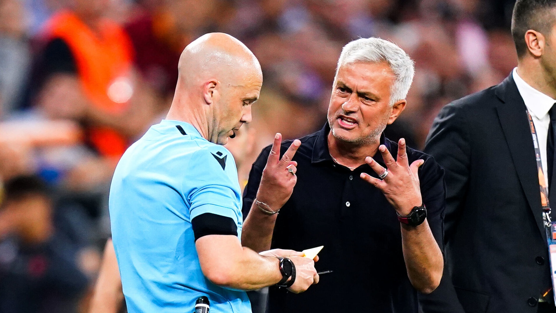 Mourinho recebe quatro jogos de suspens&atilde;o ap&oacute;s confrontar &aacute;rbitro da final da Liga Europa