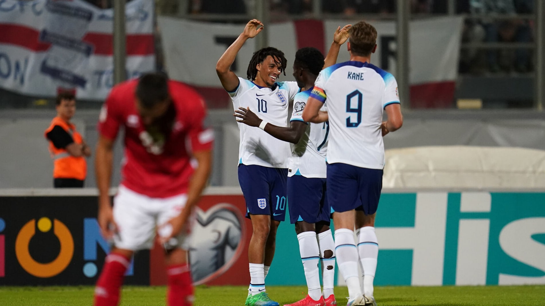 Alexander-Arnold brilhando no meio-campo foi o que se salvou da goleada f&aacute;cil da Inglaterra
