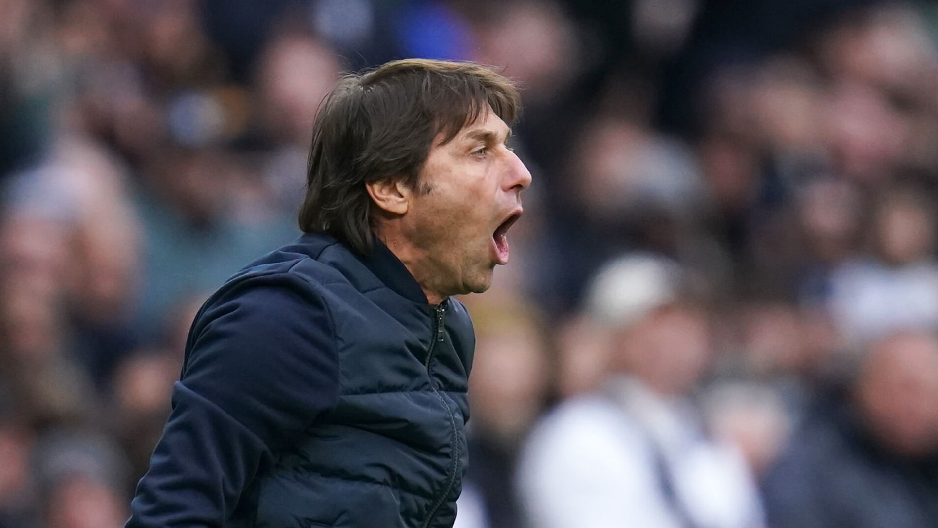 Conte diz que deixou o Tottenham porque &ldquo;muitos estavam satisfeitos&rdquo; com o quarto lugar