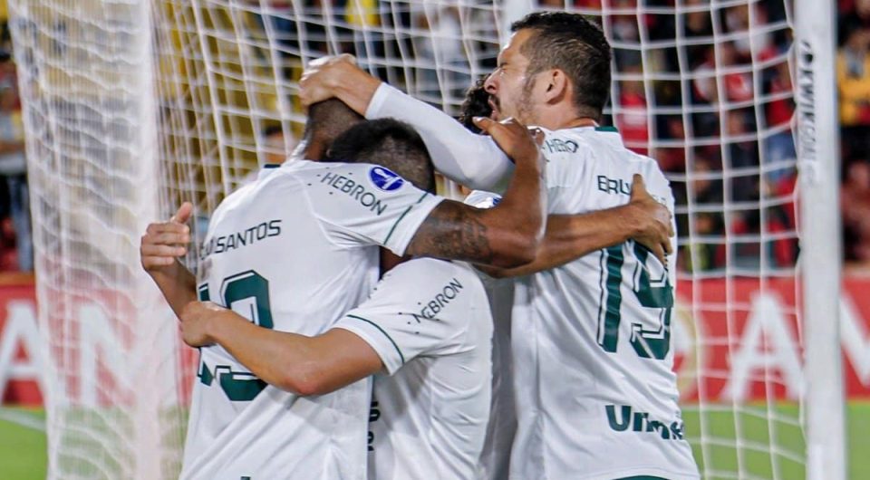 Goiás arranca uma imensa vitória na Colômbia e avança como líder de seu duro grupo