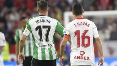 Lenda reconhece lenda: Jes&uacute;s Navas foi dar seu abra&ccedil;o na despedida de Joaqu&iacute;n, num encontro tit&acirc;nico para a cidade de Sevilha