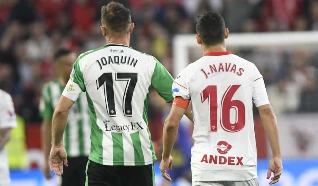 Lenda reconhece lenda: Jes&uacute;s Navas foi dar seu abra&ccedil;o na despedida de Joaqu&iacute;n, num encontro tit&acirc;nico para a cidade de Sevilha