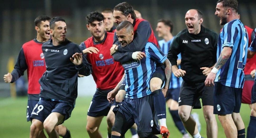 A burocracia quase barrou o Lecco, mas o time poder&aacute; jogar a Serie B depois de 50 anos