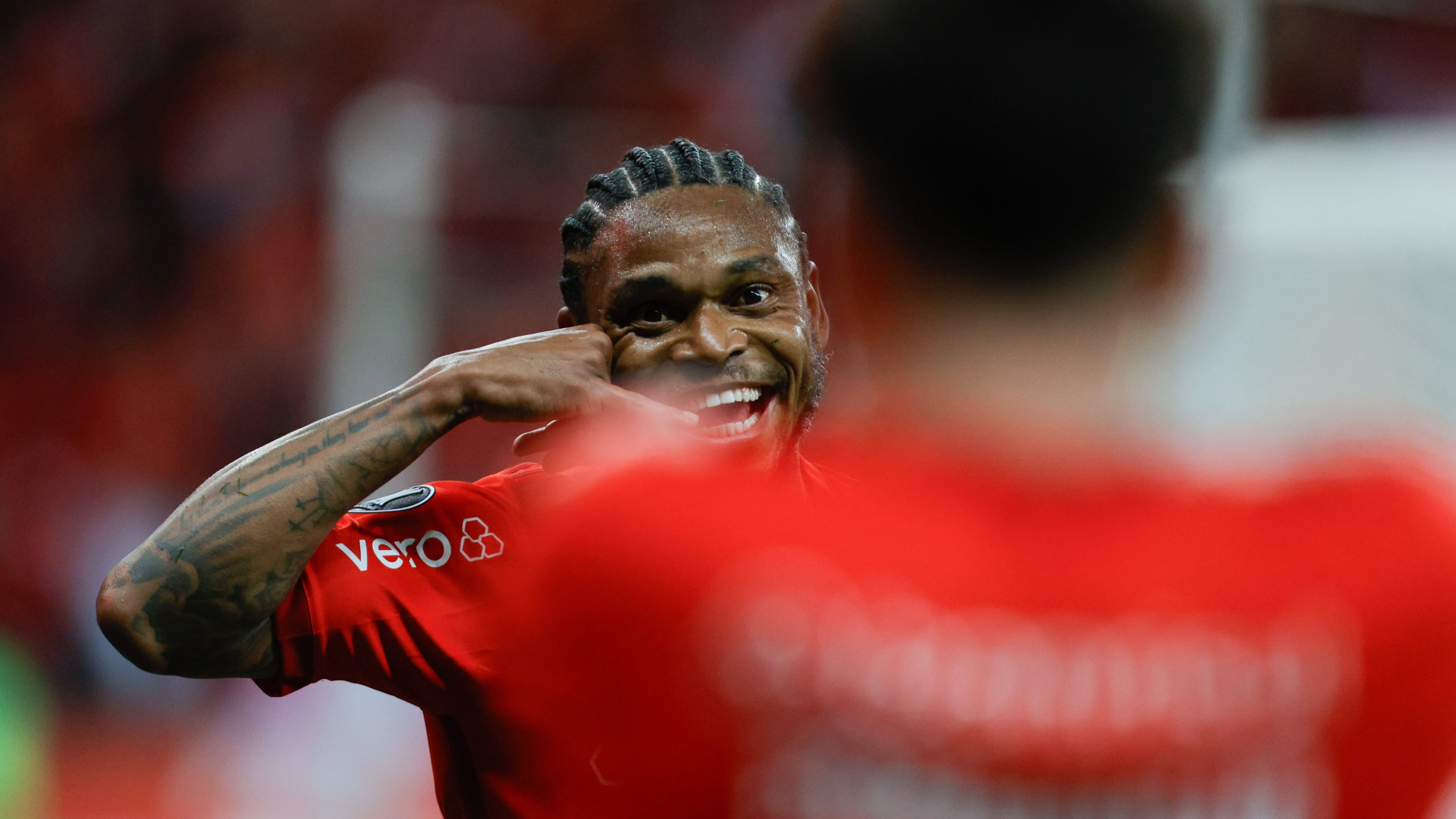 Internacional amassa no primeiro tempo, vence o Medell&iacute;n e avan&ccedil;a &agrave;s oitavas