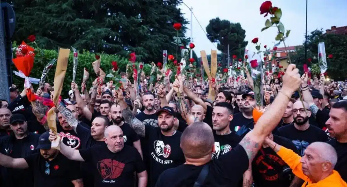 Dezenas de ultras do Milan ergueram rosas vermelhas numa potente homenagem póstuma a Berlusconi