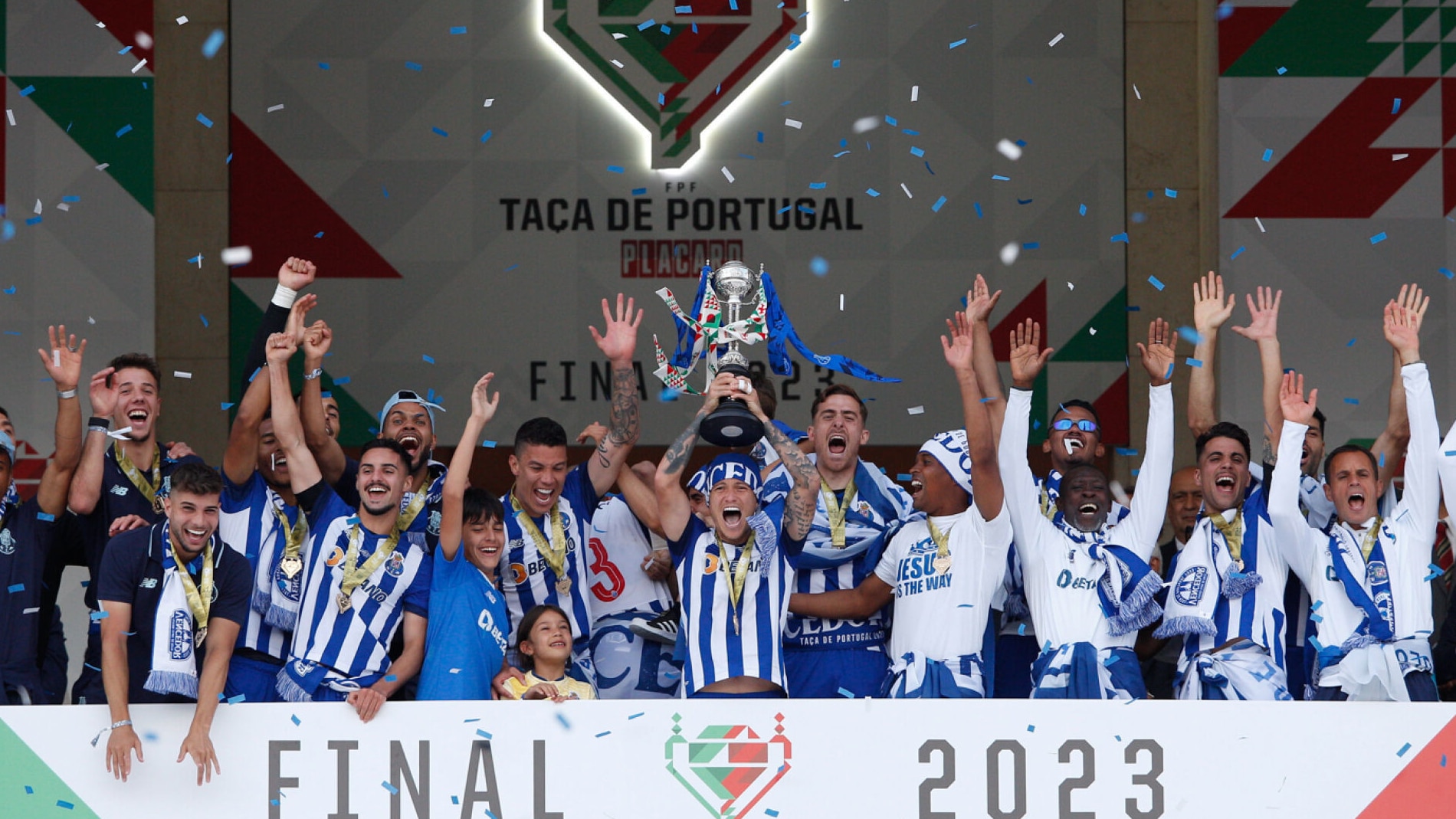 Se n&atilde;o deu no Portugu&ecirc;s, Porto conquistou a Ta&ccedil;a de Portugal e fechou a dobradinha nas copas