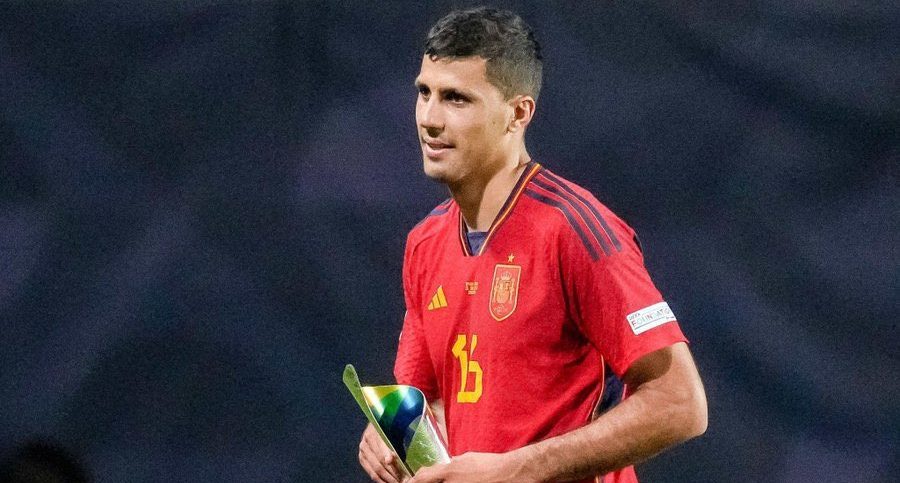 Melhor jogador da Espanha campe&atilde;, Rodri ganha um pr&ecirc;mio extra numa temporada que j&aacute; era fant&aacute;stica